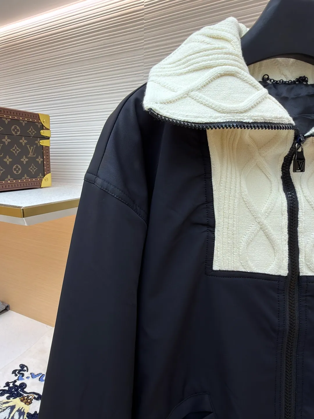 LOUIS VUITTON Tyler knitted high collar spliced jacket ●Original version: 36999 purchase and development ●Item number: 1681622-C30 ●Fabric: nylon fabric ●Technology: knitted ●Color: black and white ●Type: fitted version ●Weight: about 895 grams ●Size: 46-48-50 ●Description: This belted jacket is made of twill nylon, logo embroidery and large Blooming 1v logo embroidered on front and back. It is decorated with high-neck cable knit stitching and is sublimated using pure cotton jacquard belt technology. Through the precise control of the jacquard mechanism during the weaving process, the cotton fabric can appear a gradual concave and convex pattern during the weaving process. The flower letter pattern on the back uses bract core three-dimensional embroidery technology and uses glossy mercerized embroidery thread to add a three-dimensional effect to the raised pattern. The hardware and accessories of the whole garment are all custom-made according to the original mold. The placket resin zipper is made from a custom mold, and the zipper puller is custom-sprayed with baking paint and fully engraved. A full set of new co-branded accessories, the upper body is crisp and stylish, and is exclusively produced. The overall wiring is straight and delicate, the fabric is comfortable and soft, and the color is consistent without color difference. It can be matched with the same style to create a fashionable look and control various occasions. Customized accessories, complete with three standards, same style for men and women!